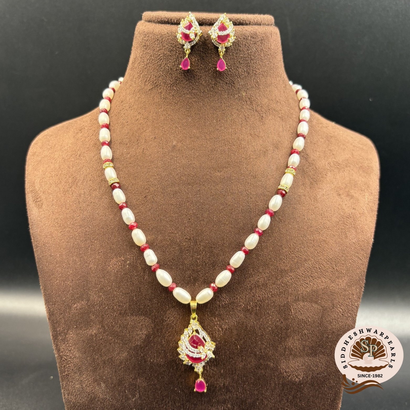 Simple Pearl Pendant Necklace