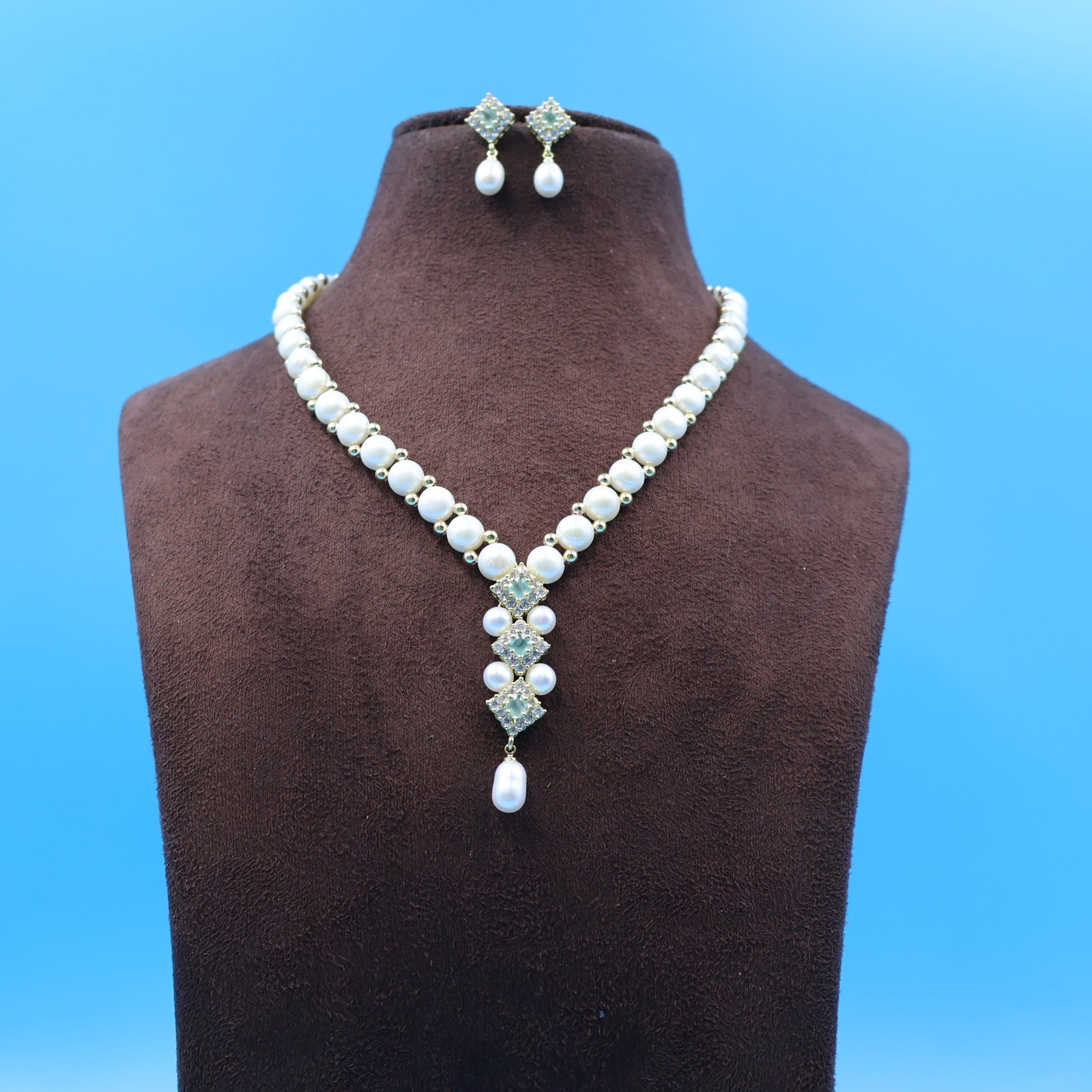 CZ Emerald Button pearl necklace - Image 5