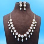Flower Design Pearl Necklace - Image 2