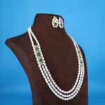 Emerald Side Brooch Pearl Necklace Set - Image 4